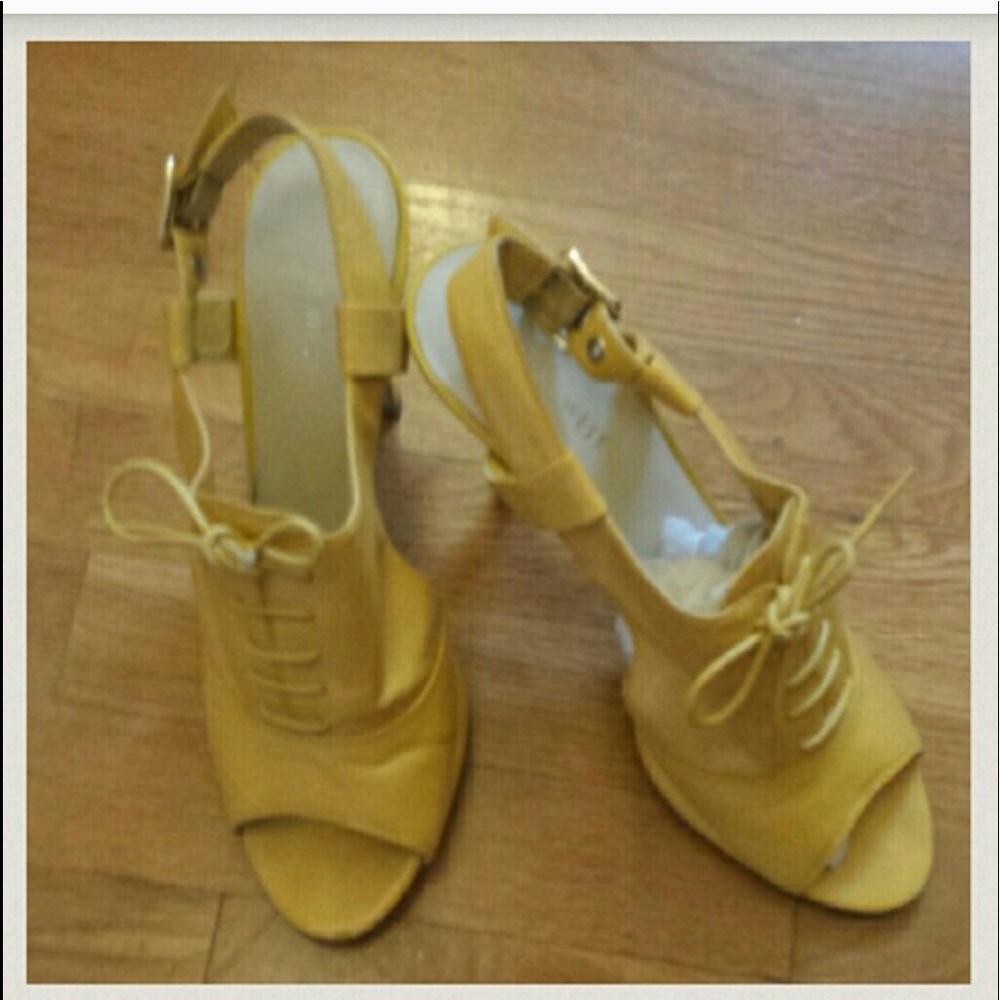 👠Yellow Heels 👠